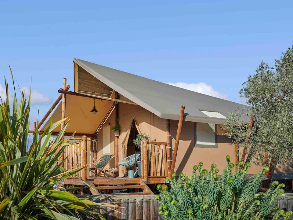 Le Rocher de la Cave - Tente meublée - Tente en toile et en bois 4 personnes - tente Jungle Lodge