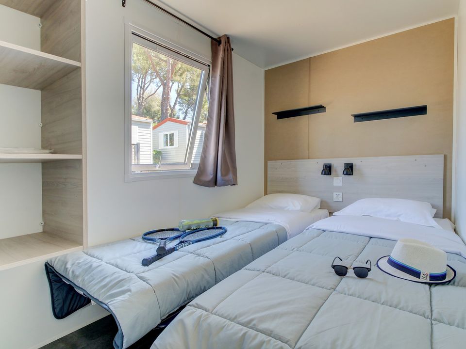 Brioni Sunny - Mobil home - Mobilhome 4 personnes - Classic XL | 2 Ch. | 4 Pers. | Terrasse surélevée | 2 SDB | Clim. | TV