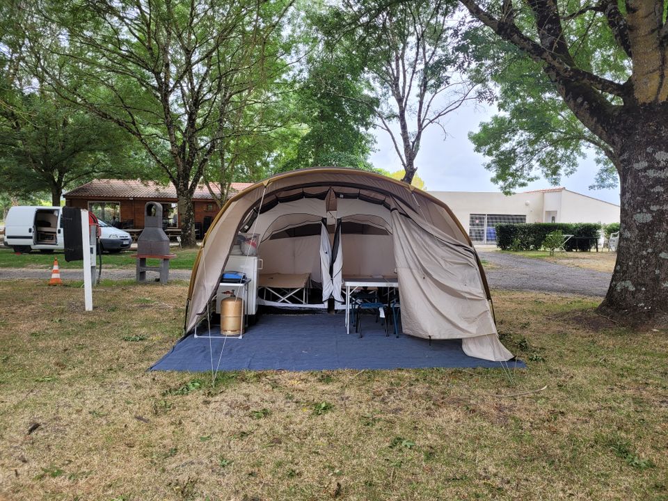 La Clé des Champs - Tente meublée - Tente 4 personnes - Toile de tente montée