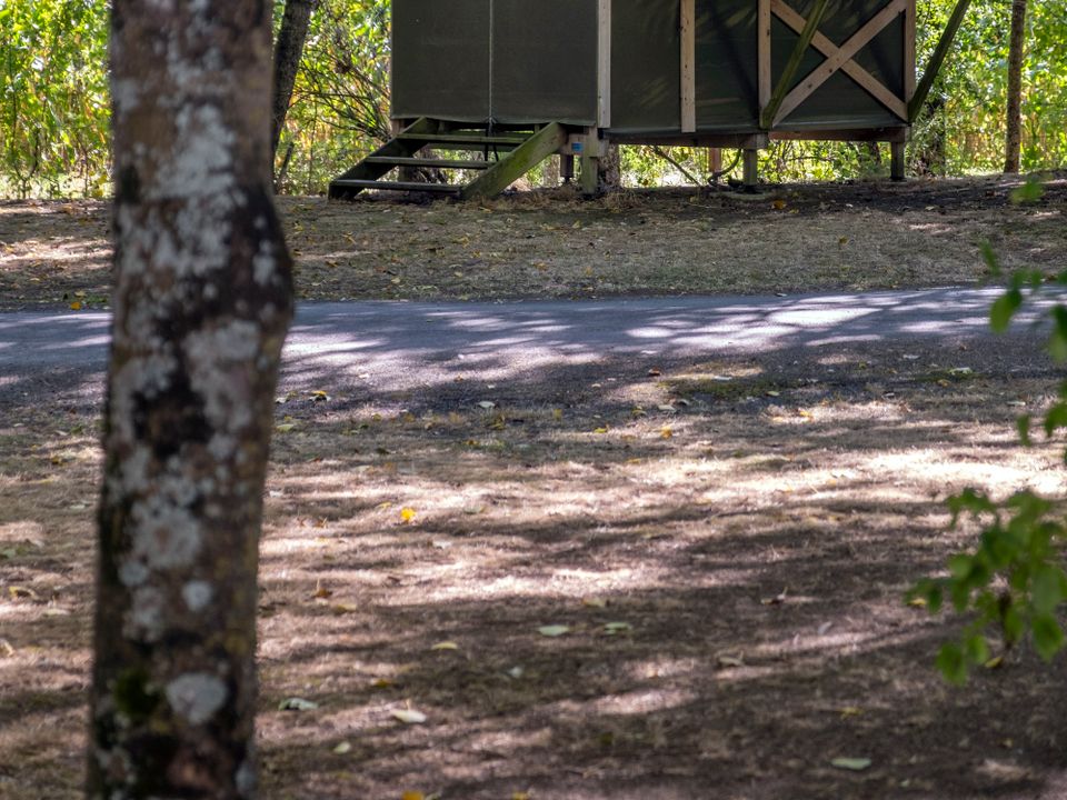 Les Mizottes - Tente meublée - Tente en toile et en bois 2 personnes - Lodg'Yssée 1 chambre 7 m²