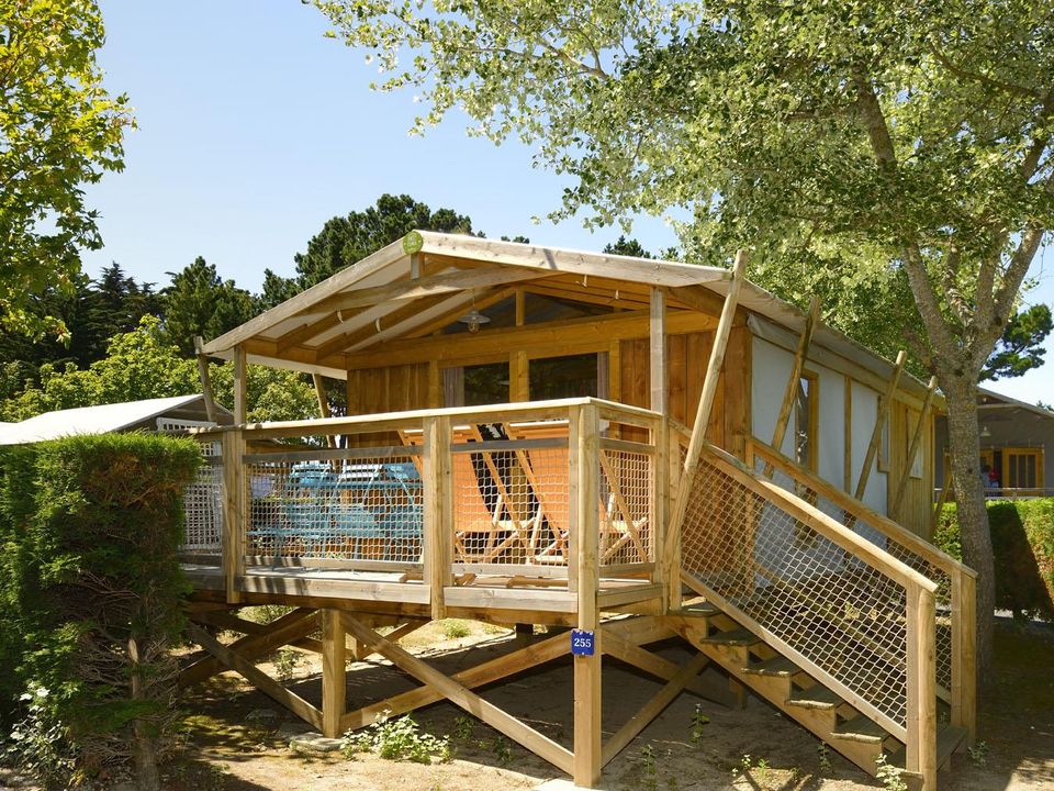 Le Bois d'Amour - Tente meublée - Tente en toile et en bois 4 personnes - Sweetflower sur pilotis