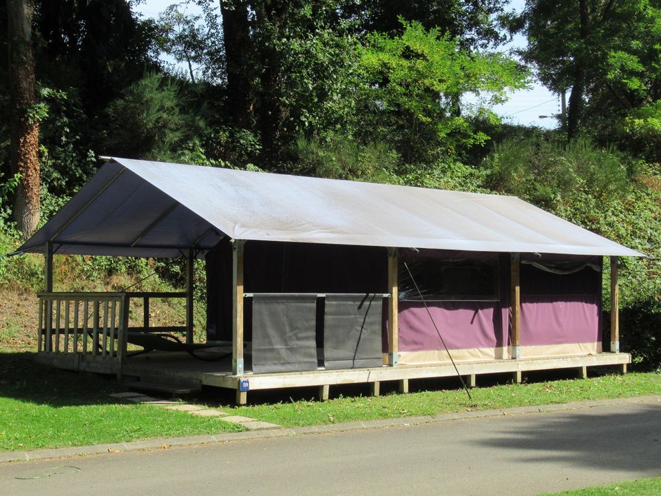 Camping des Vallées - Tente meublée - Tente 5 personnes - Freeflower STANDARD 37m² - 2 chambres dont terrasse couverte 13 m² / sans sanitaires