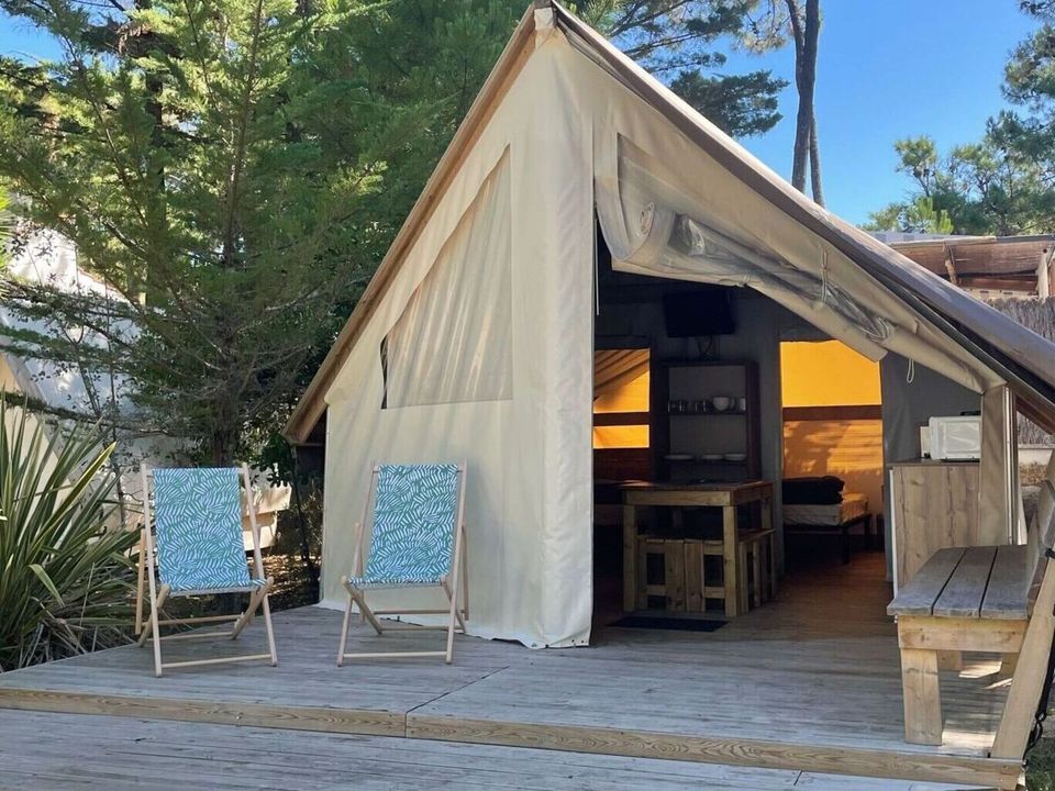 La Conge - Tente meublée - Tente en toile et en bois 4 personnes - Tente ECOLODGE 21m² - 2 chambres sans point d'eau avec petite terrasse en bois semi couverte.