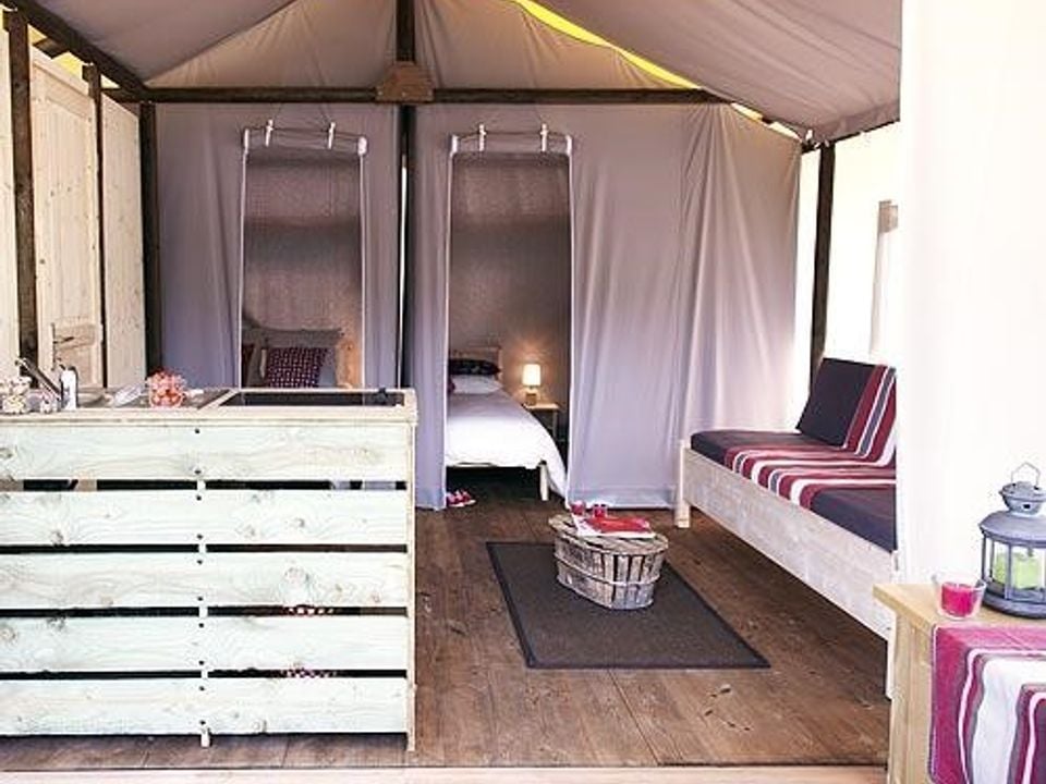 La Rivière - Tente meublée - Tente en toile et en bois 4 personnes - Cabane Confort Lodge sur pilotis 32m²