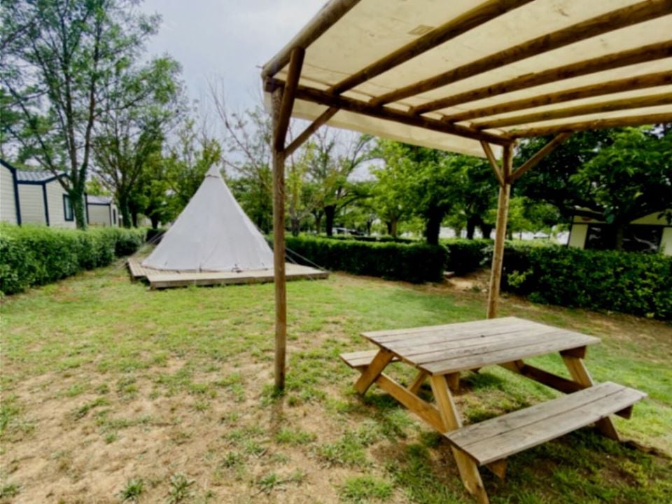 Les Rives de l'Hérault - Mobil home - Tente en toile et en bois 4 personnes - Tipi Indiana