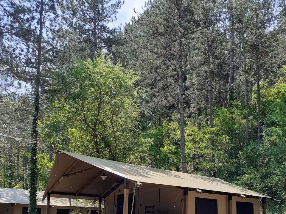 La Pinède - Mobil home - Tente en toile et en bois 5 personnes - Lodge Insolite Pinède 46m² - 2 chambres + Terrasse couverte + Plancha