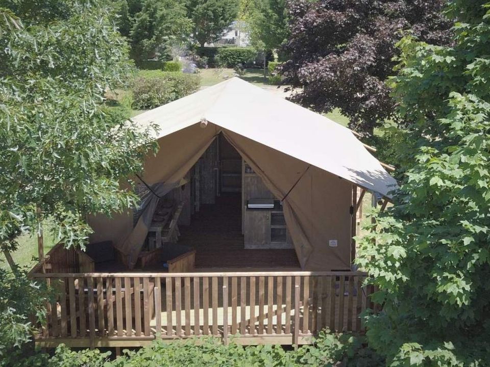 Lou Castel - Tente meublée - Tente en toile et en bois 6 personnes - Insolite Confort Lodge 3 chambres (sans sanitaires)