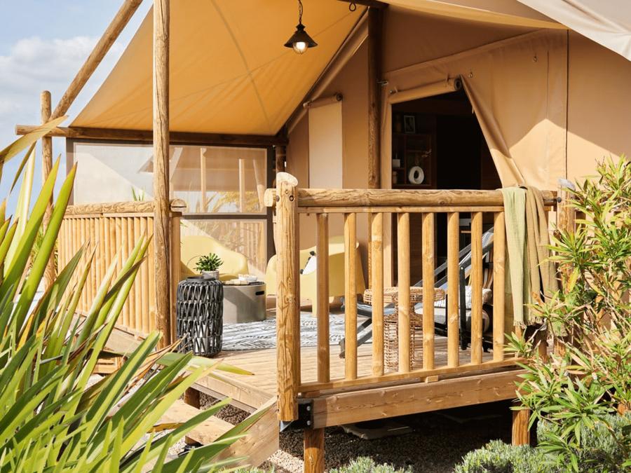 La Roseraie - Tente meublée - Tente en toile et en bois 4 personnes - Safari Lodge - 2 chambres : 26m² - terrasse semi-couverte 25m² 4 pers.