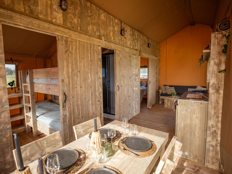 Le Val de Cesse - Tente meublée - Tente en toile et en bois 4 personnes - Glamping Lodge PREMIUM 34m² - 2 chambres - TV - climatisation - terrasse couverte