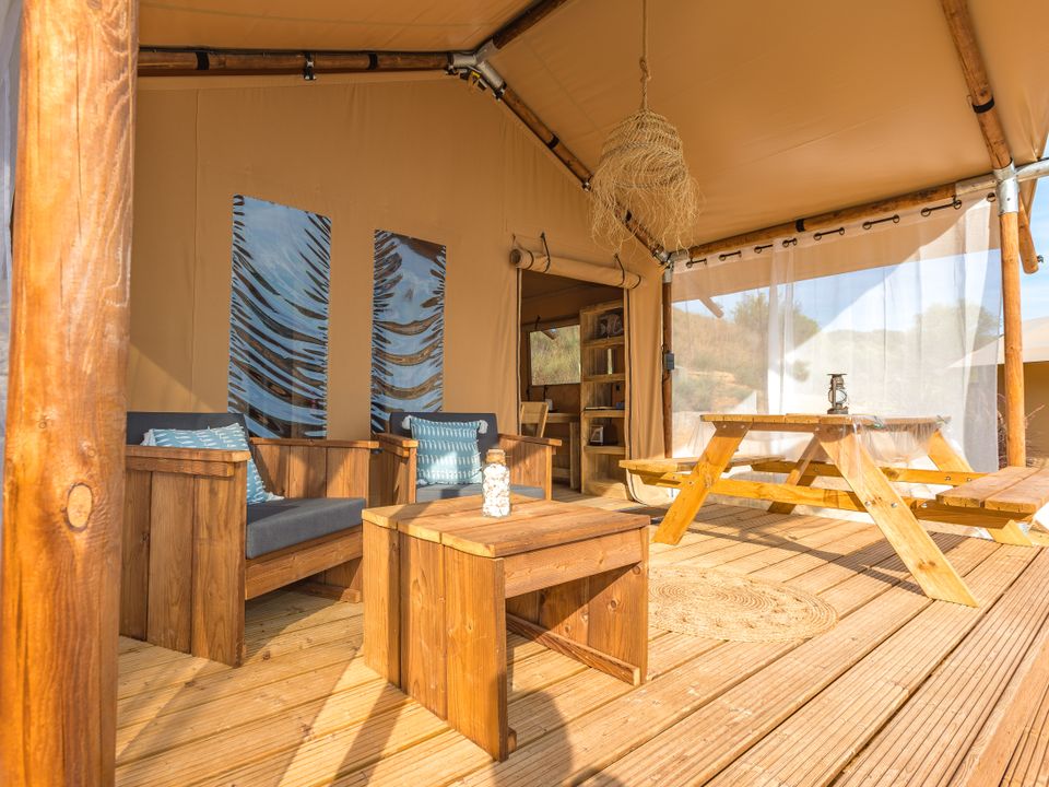 Le Val de Cesse - Tente meublée - Tente en toile et en bois 4 personnes - Glamping Lodge PREMIUM RIVER 27m² - 2 chambres - TV - clim - terrasse couverte - vue rivière