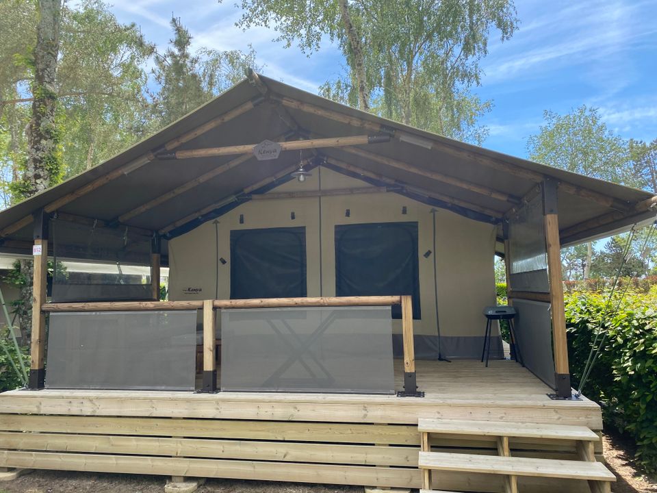 Les Jardins de Kergal - Tente meublée - Tente en toile et en bois 4 personnes - Jungle Lodge 2 chambres terrasse couverte 34 m²