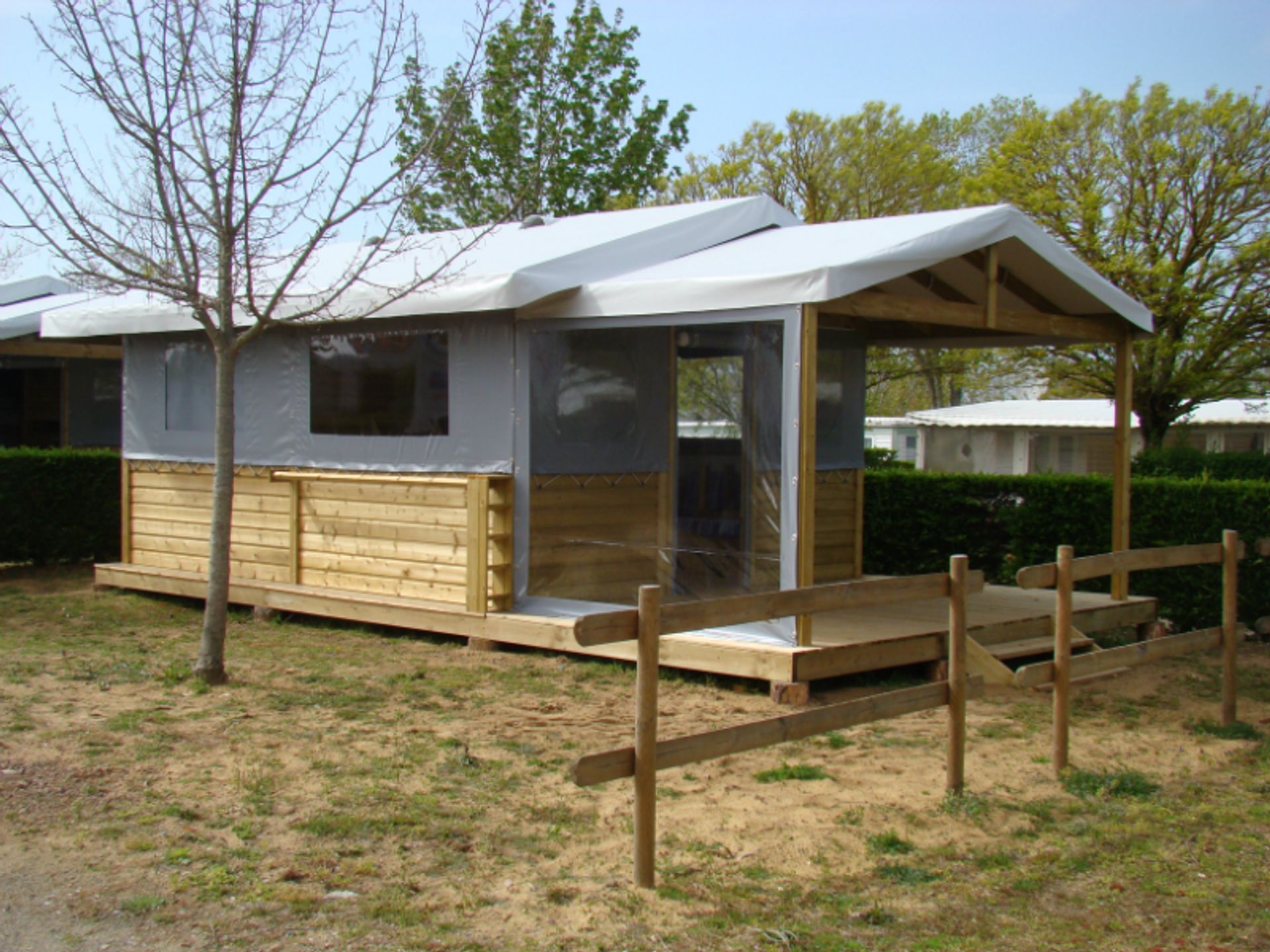 Le Cottage Fleuri - Tente meublée - LODGE sans sanitaires
