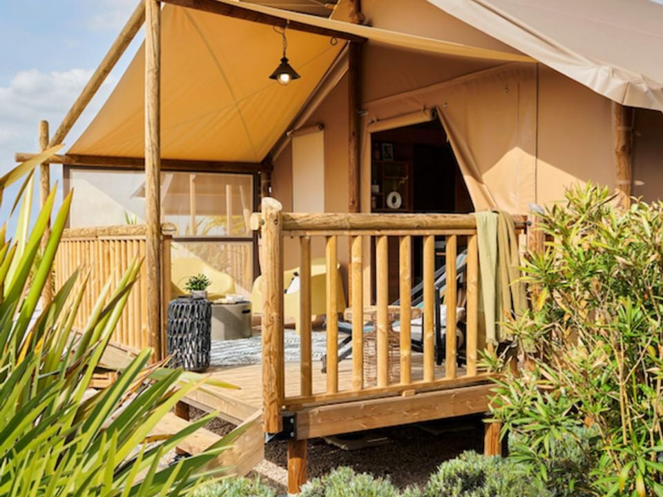 Le Petit Bois - Tente meublée - Tente en toile et en bois 4 personnes - Jungle Lodge 2ch - SDB