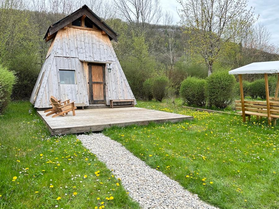 la Roche d'Ully - Mobil home - Hébergement 4 personnes - Le Thuyé Comtois - 25m2 - 2 chambres, logement franc-comtois typique