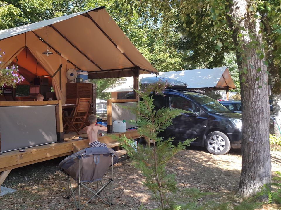 Les Rives du Céou - Tente meublée - Tente en toile et en bois 5 personnes - VICTORIA LODGE - sans sanitaires 20 m²
