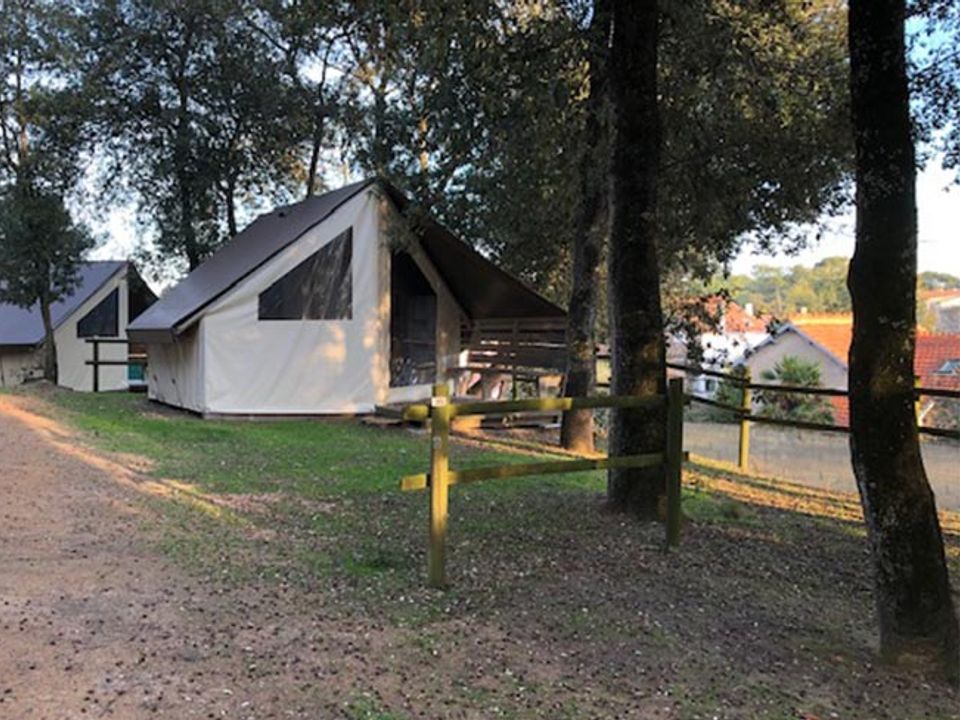 Le Bosquet - Tente meublée - Tente en toile et en bois 5 personnes - Sans sanitaires Le Bosquet - Tente meublée - Tente en toile et en bois 5 personnes - Sans sanitaires
