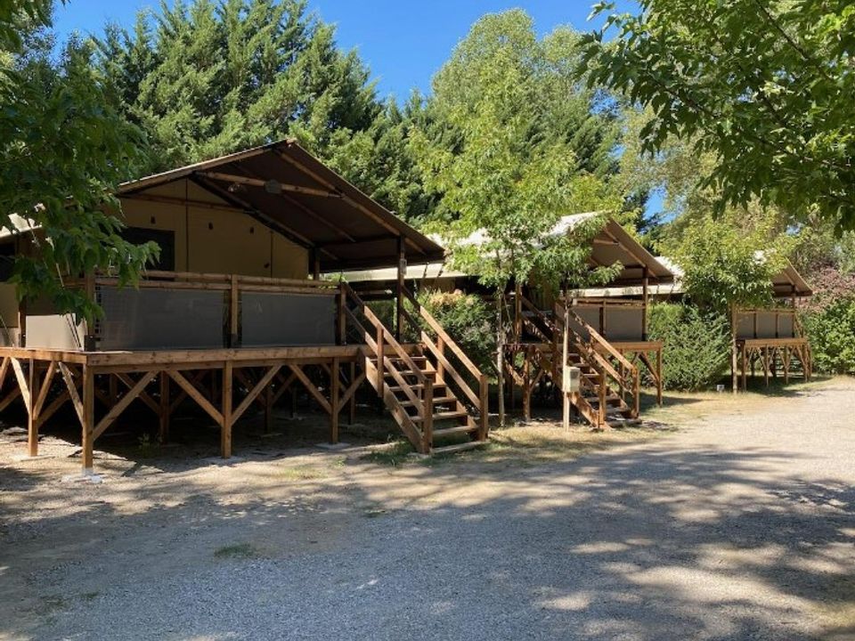 La Rivière - Tente meublée - Tente en toile et en bois 5 personnes - Lodge sur pilotis Confort+ 46m² (sans sanitaires)