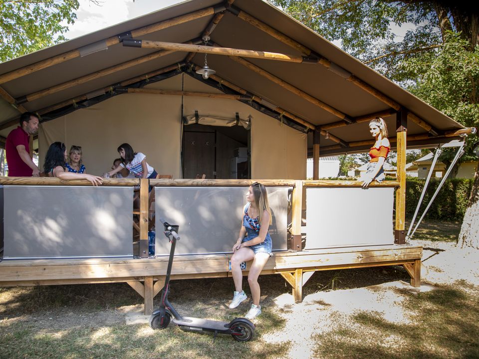 Le Château - Tente meublée - Tente en toile et en bois 5 personnes - LODGE KENYA CONFORT