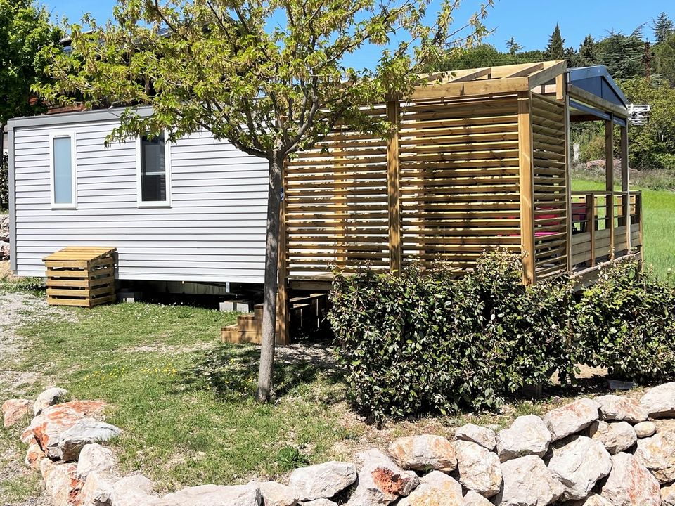 Provence Vallée - Mobil home - Mobilhome 4 personnes - Living Confort 27m² 2 chambres + terrasse couverte intégrée + climatisation + TV