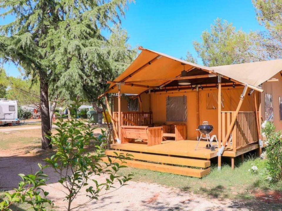 Orsera Camping Resort - Mobil home - Tente en toile et en bois 6 personnes - Safari Lodge | 3 Ch. | 6 Pers. | 1 SDB | Clim.