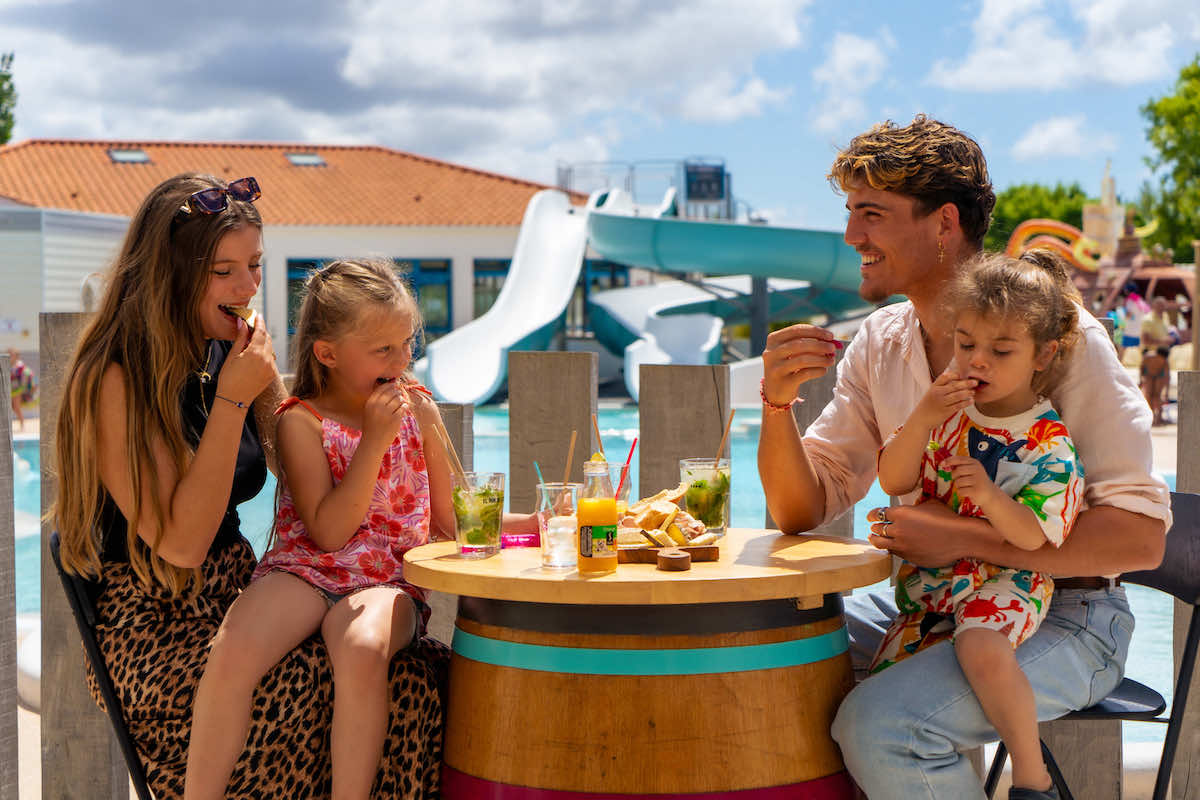 Et si vous trouviez enfin le camping en Vendée où vous aimerez revenir en famille ? background poster