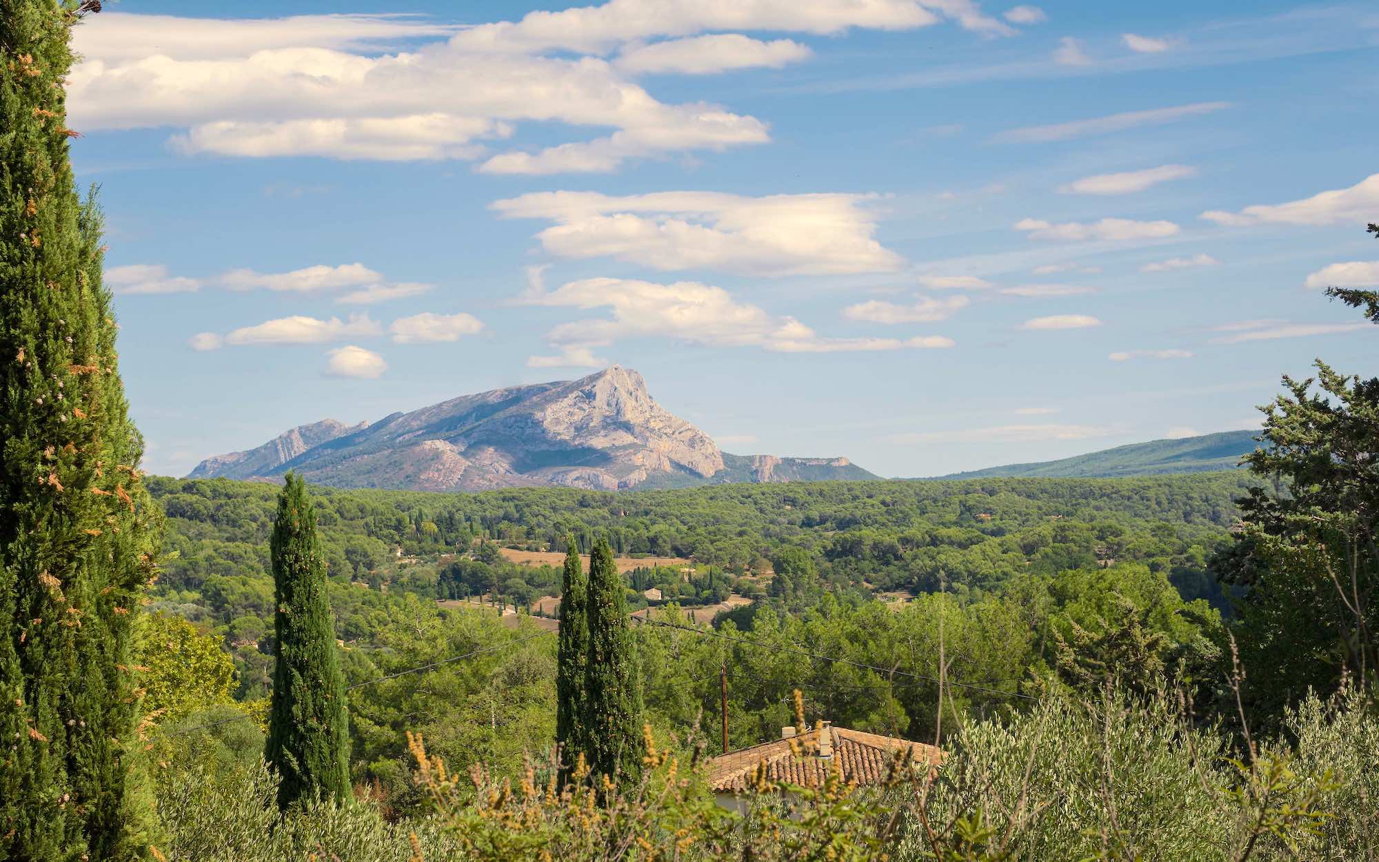 En Provence, cette montagne brute aux crêtes spectaculaires reste à l’abri des foules  -  visuel 1/1