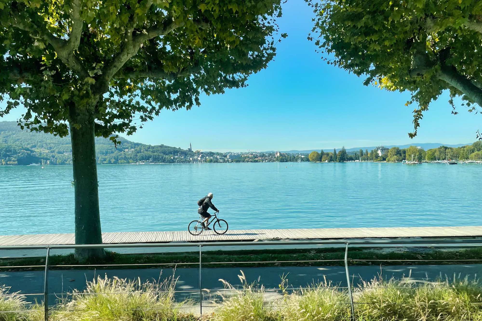 Le Mag Camping - Et si la plus belle balade à vélo de France se trouvait ici, au bord d’un lac ?