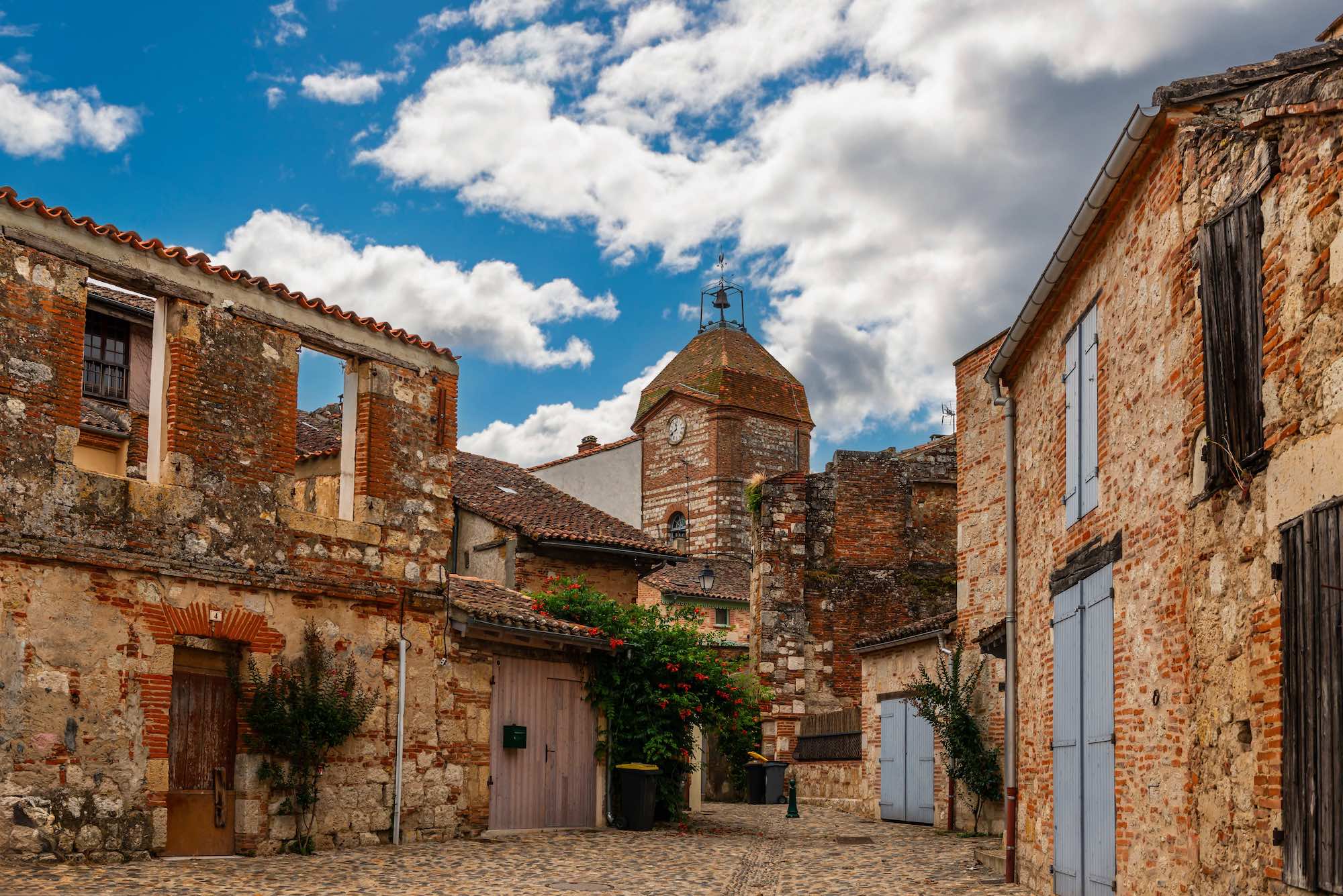 Le Mag Camping - Cette halte méconnue sur le chemin de Compostelle est un joyau caché parmi les plus beaux villages de France