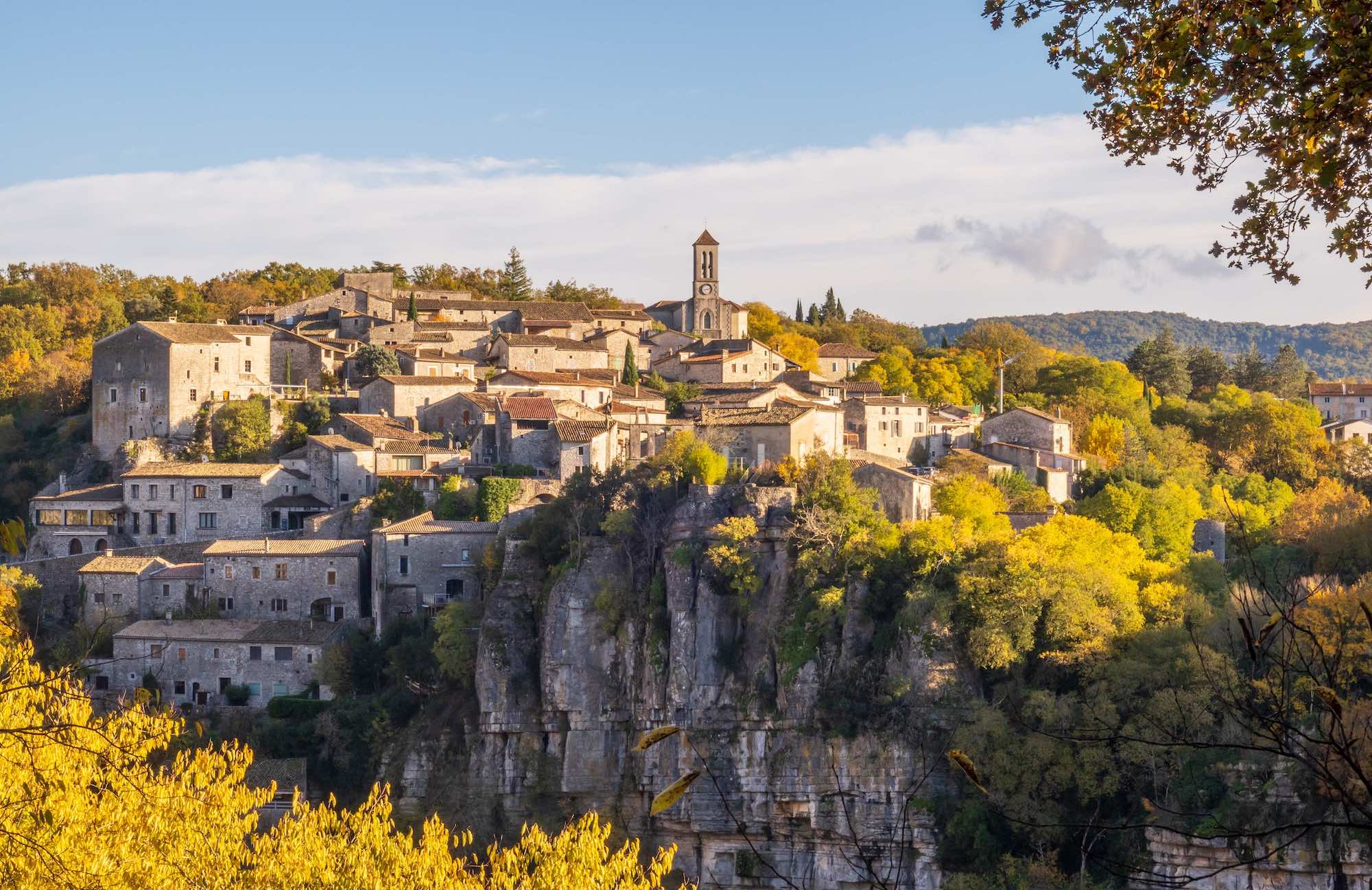 Ce village médiéval d’Ardèche perché sur une falaise est classé parmi les plus beaux villages de France  -  visuel 1/1