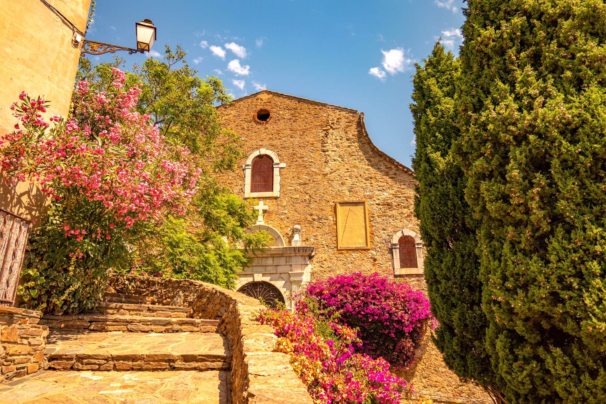 Mimosas et Méditerranée : plongez dans les couleurs de ce Plus Beau Village de France  -  visuel 1/1