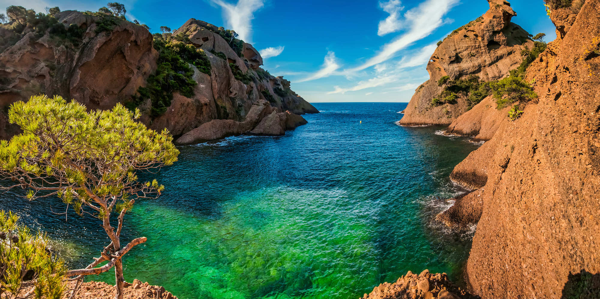 Ce port provençal, niché dans la plus belle baie du monde, est une invitation au voyage  -  visuel 1/1