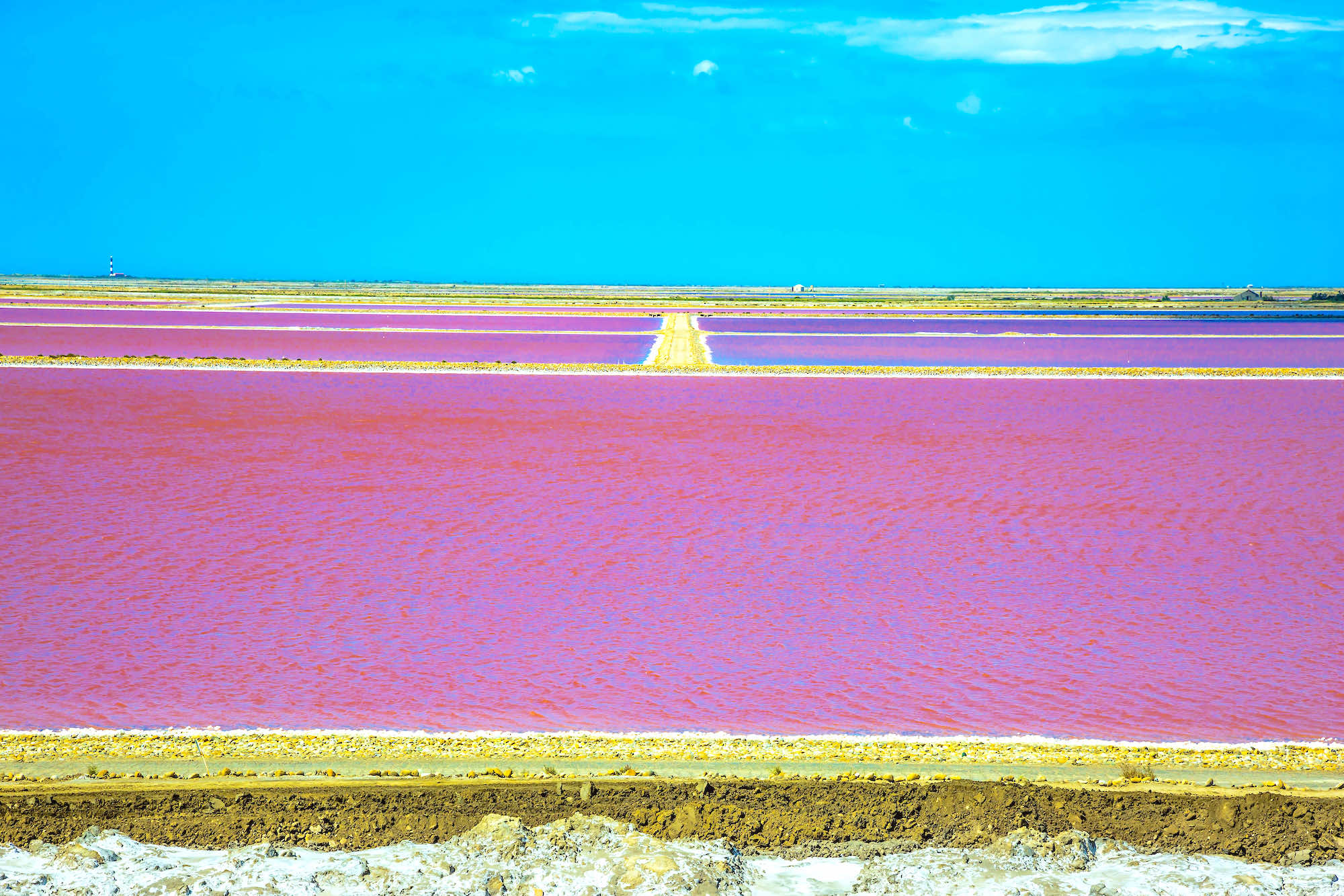 Le Mag Camping - Oubliez la plage, ce coin du Sud de la France cache un paysage rose bonbon digne d’un conte de fées