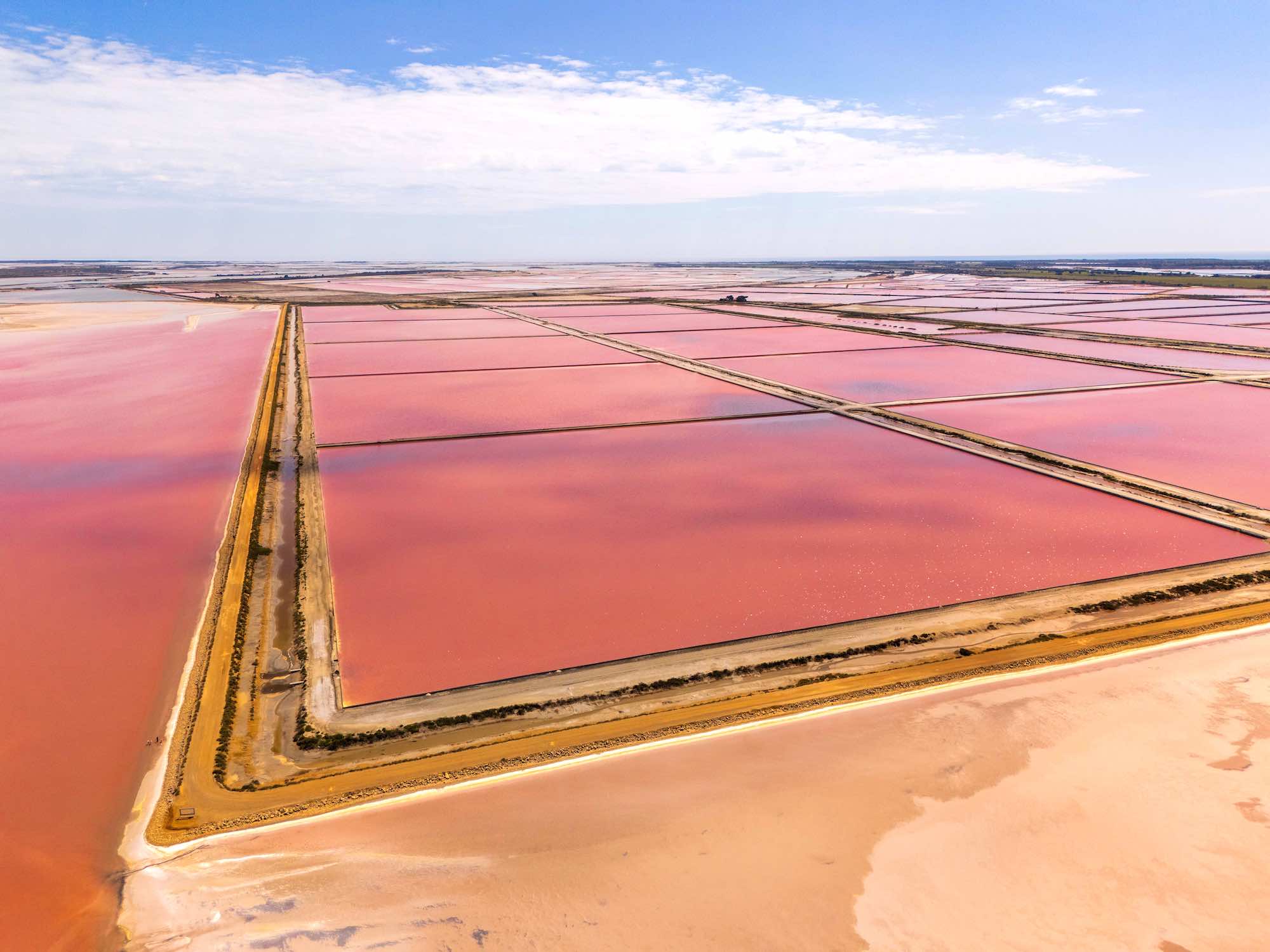 Oubliez la plage, ce coin du Sud de la France cache un paysage rose bonbon digne d’un conte de fées  -  visuel 1/1