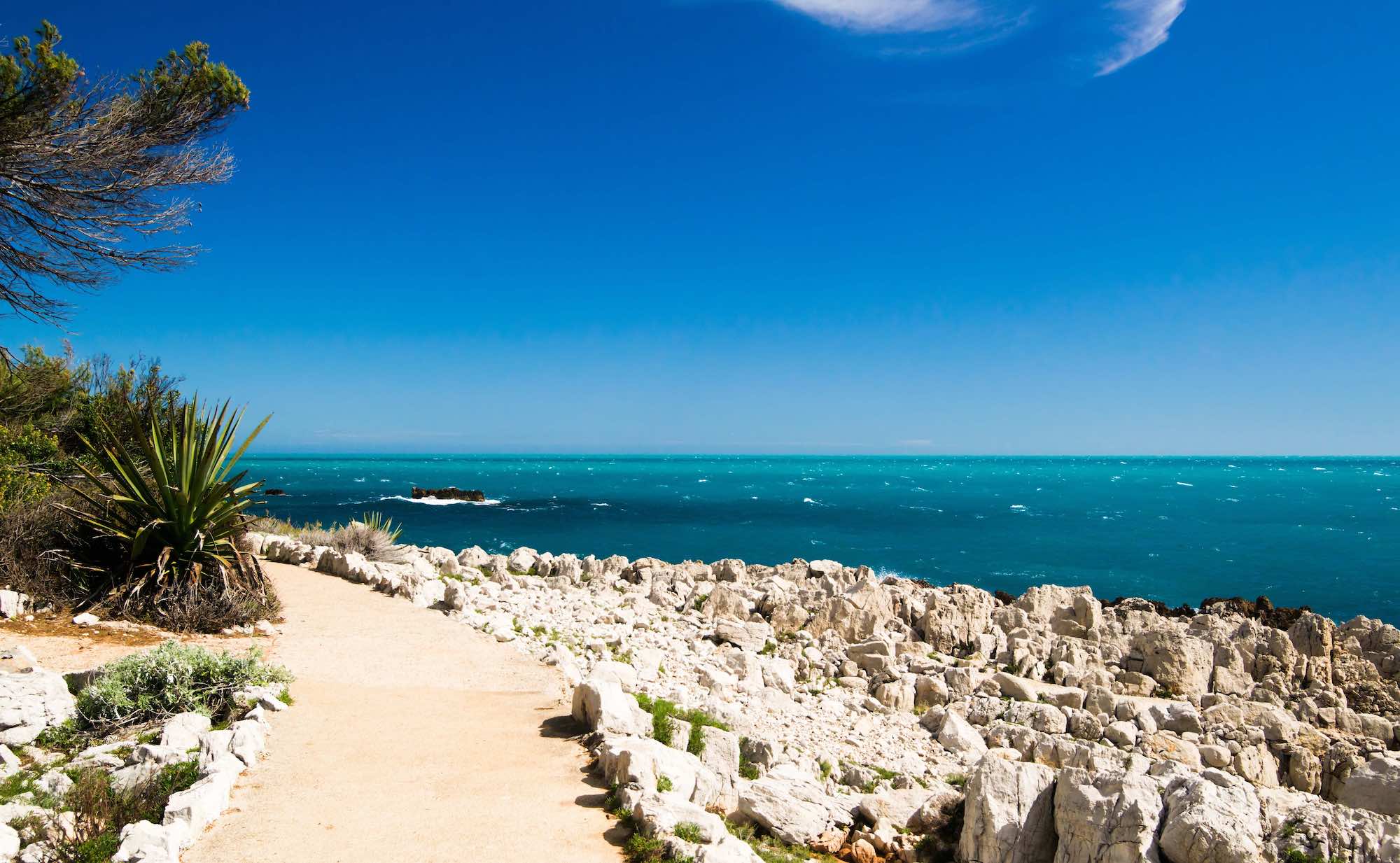 Découvrez le bord de mer le plus sauvage de la Côte d’Azur, loin de la foule et des plages bondées  -  visuel 1/1