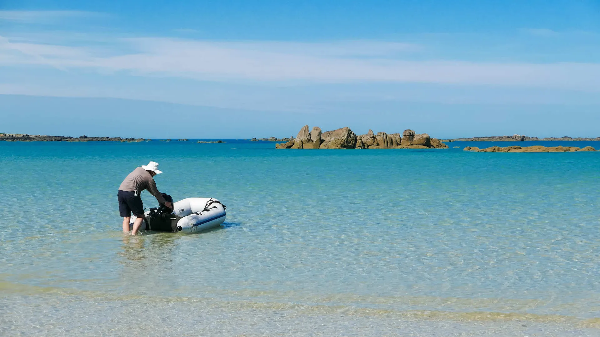 Le Mag Camping - Ces îles sauvages de Normandie cachent des plages désertes et des eaux turquoise dignes des Seychelles