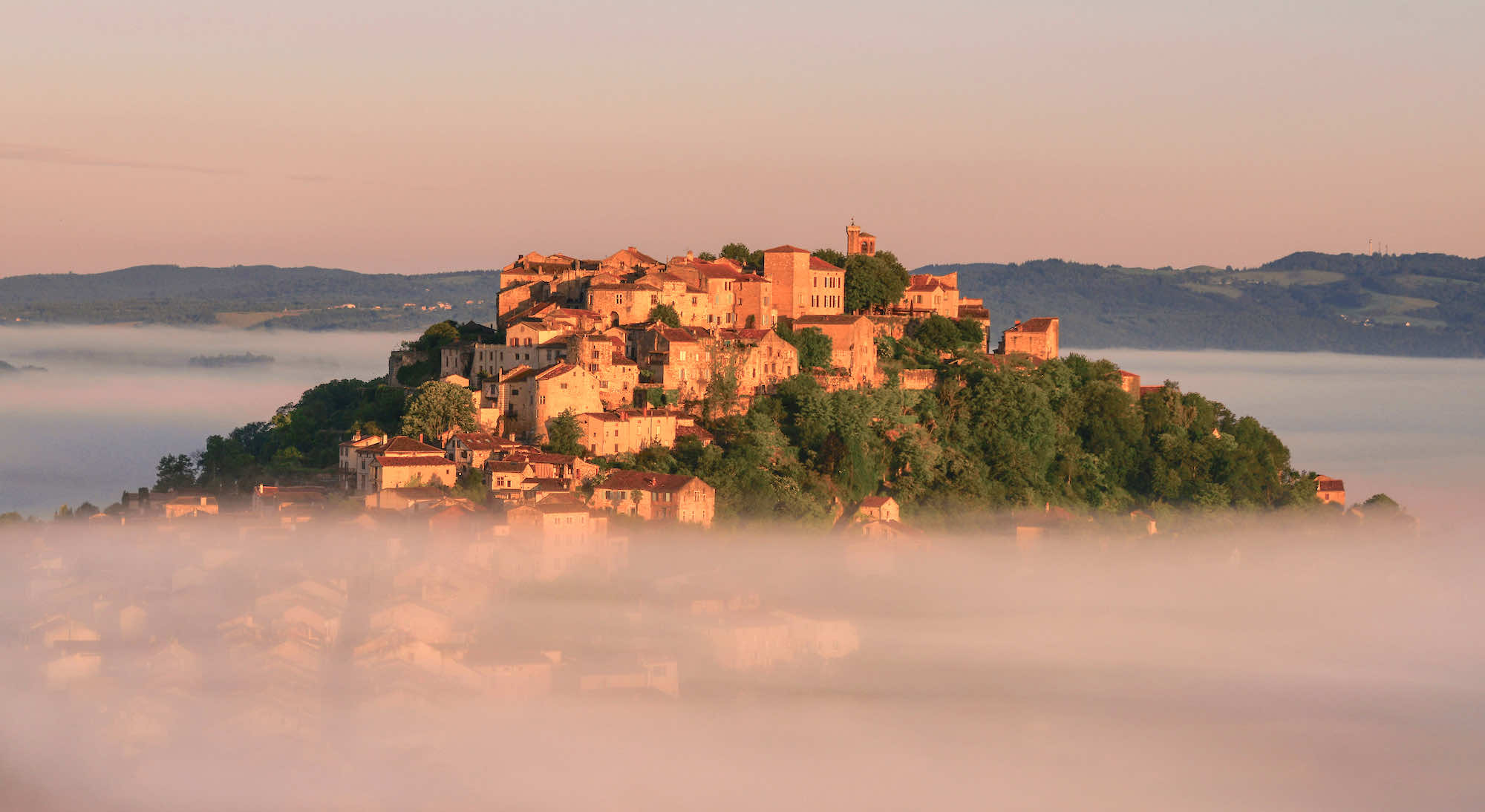 Le Mag Camping - Surnommée la "cité suspendue", cette perle du Tarn semble flotter dans les nuages