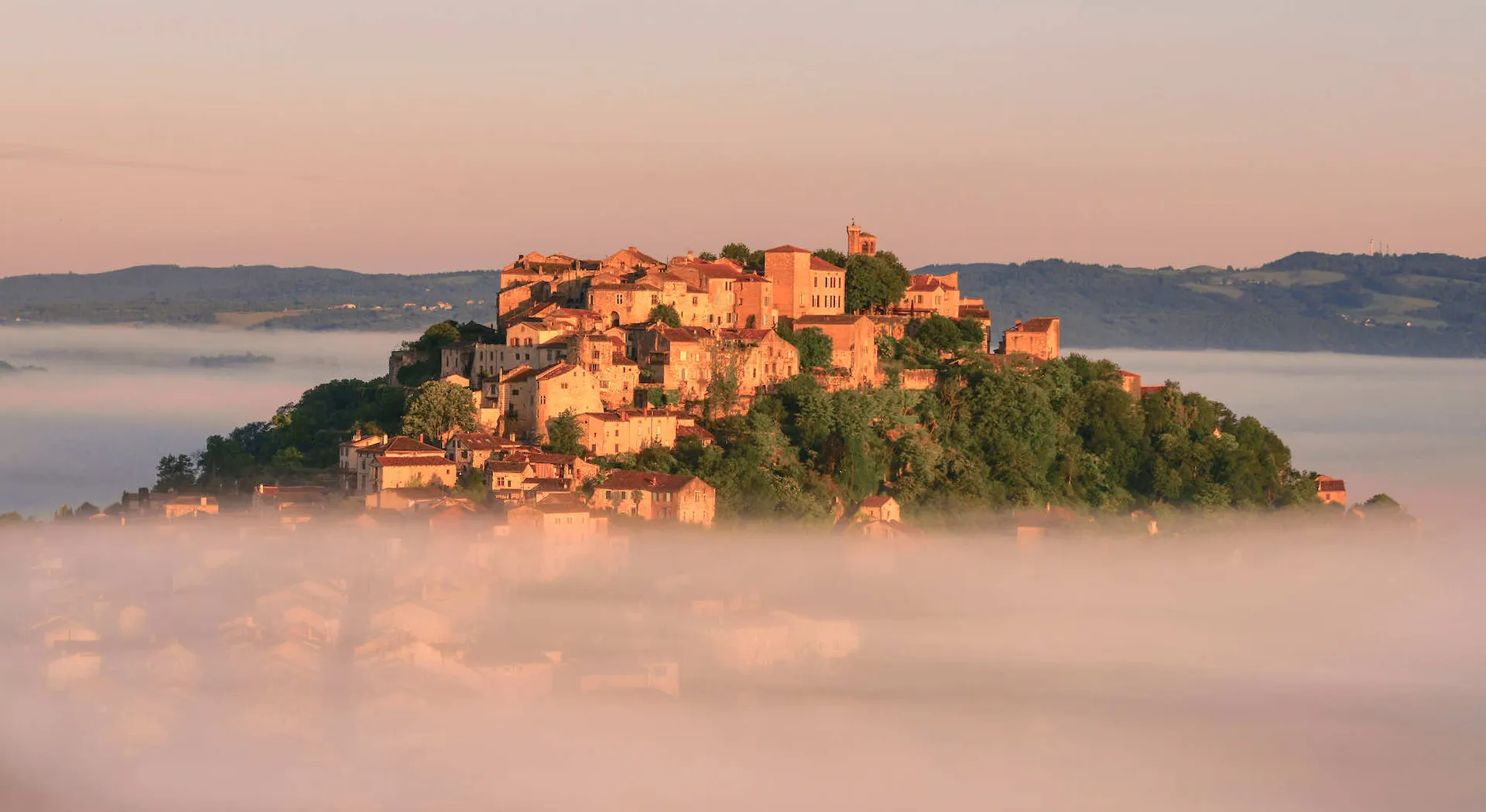 Le Mag Camping - Surnommée la "cité suspendue", cette perle du Tarn semble flotter dans les nuages
