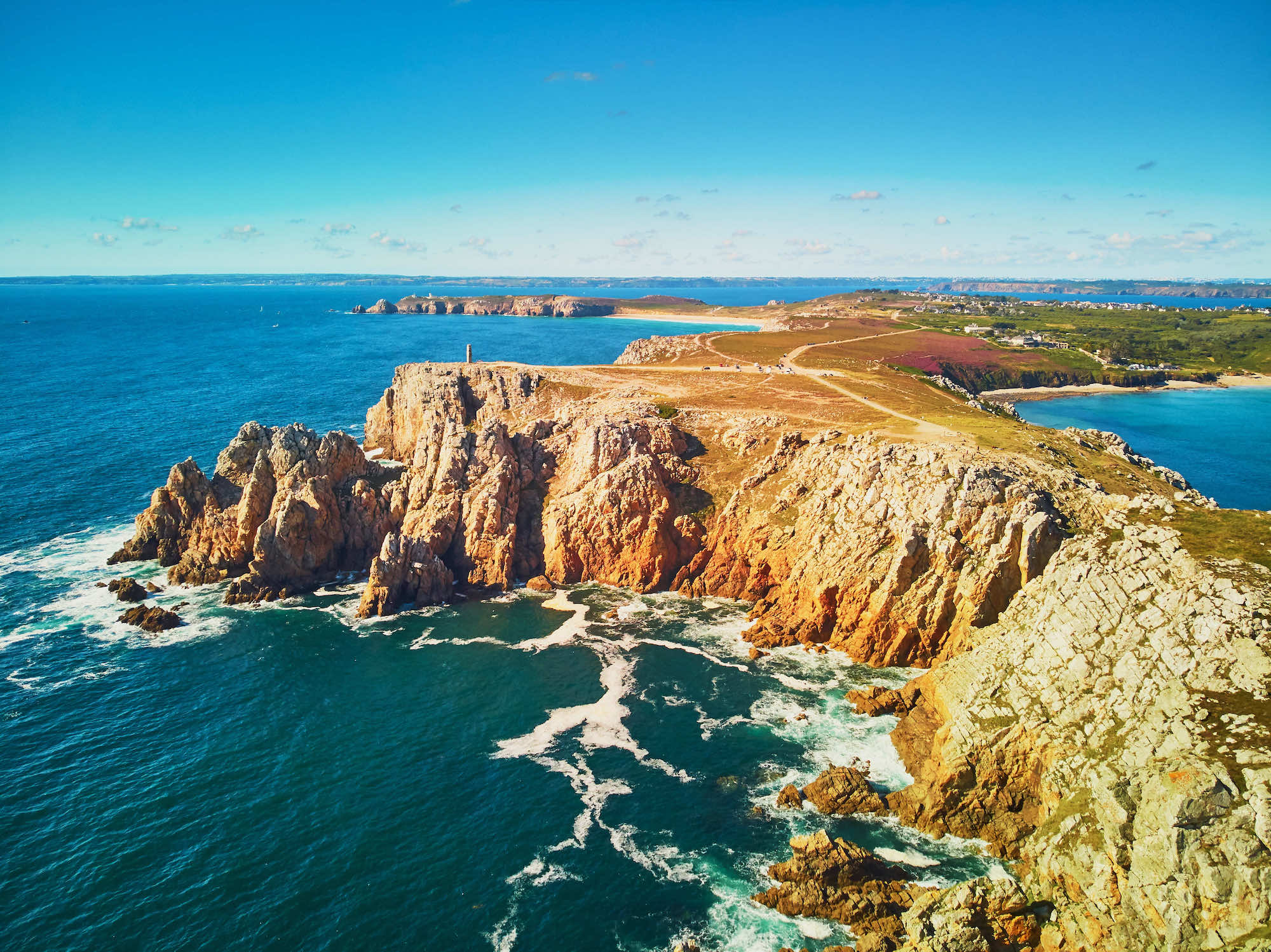 Le Mag Camping - Cette presqu’île de Bretagne cache des falaises hallucinantes et des plages quasi désertes