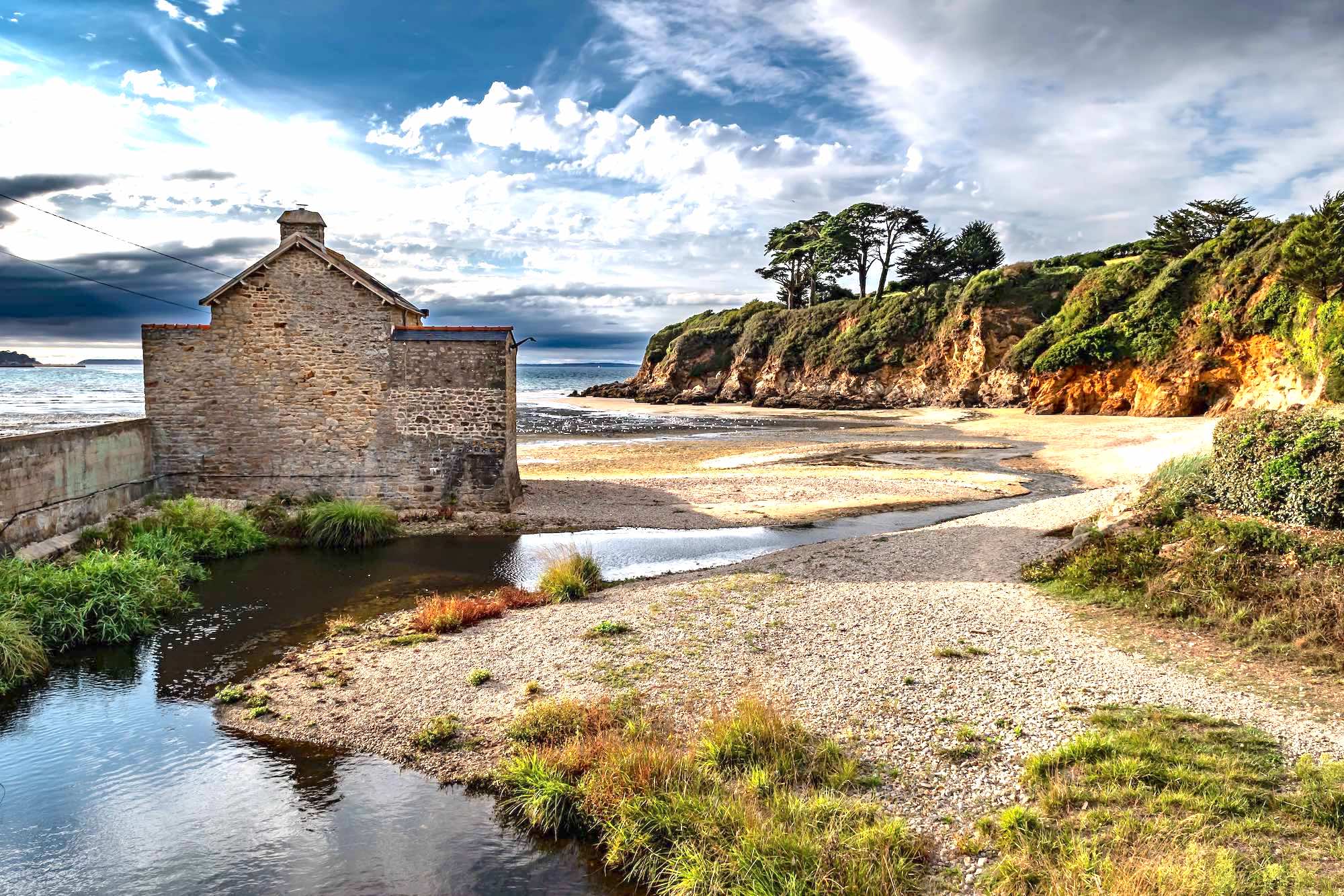 Cette presqu’île de Bretagne cache des falaises hallucinantes et des plages quasi désertes  -  visuel 1/1