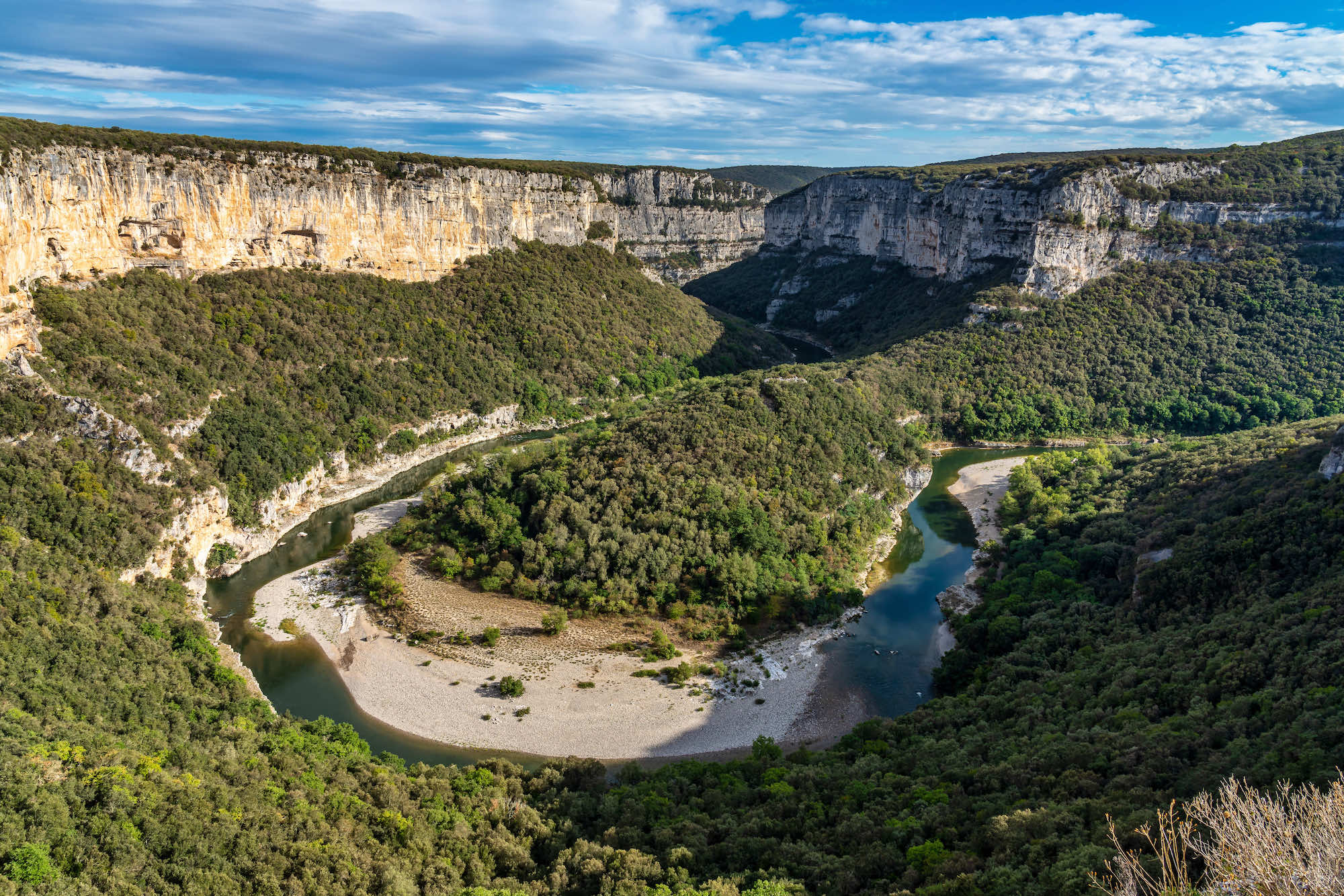 Ce village médiéval d’Ardèche perché sur une falaise est classé parmi les plus beaux villages de France  -  visuel 1/1