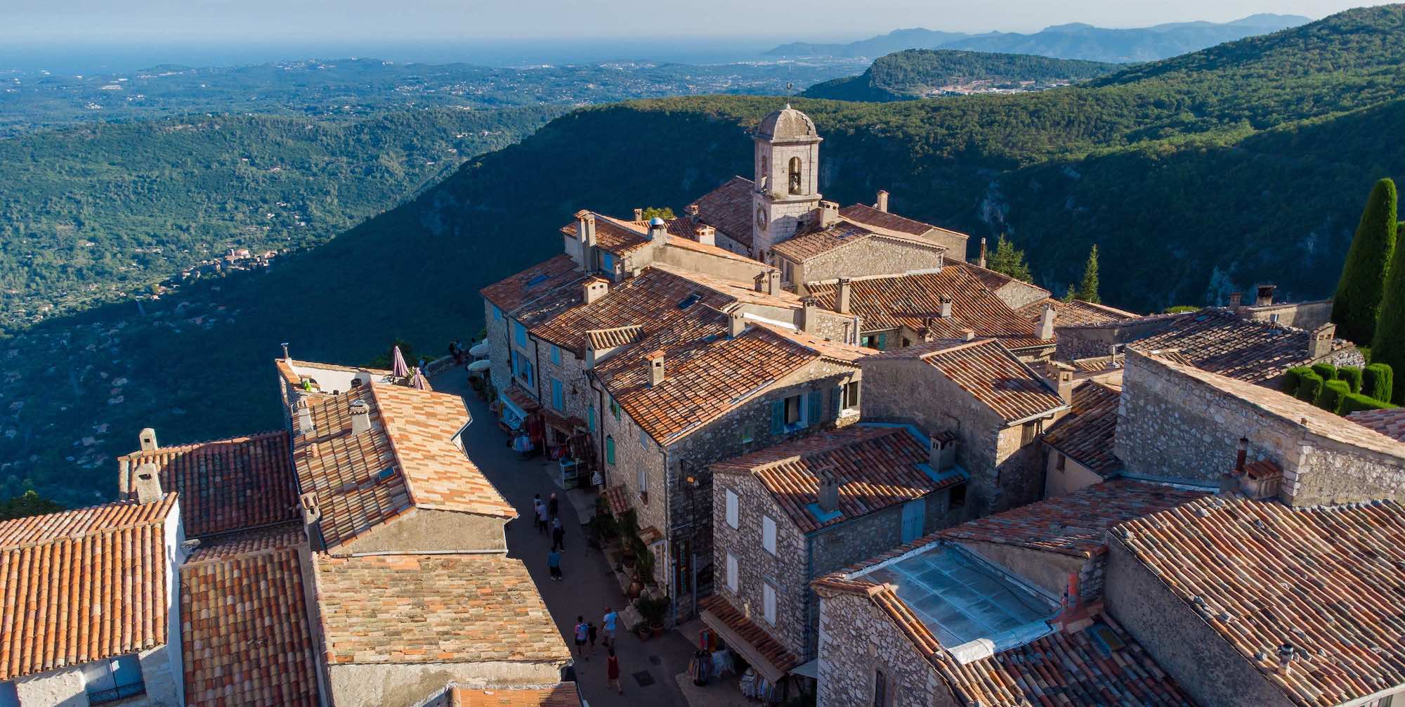 Saviez‑vous que les villages perchés provençaux étaient pensés pour résister aux invasions… et aux moustiques ? background poster