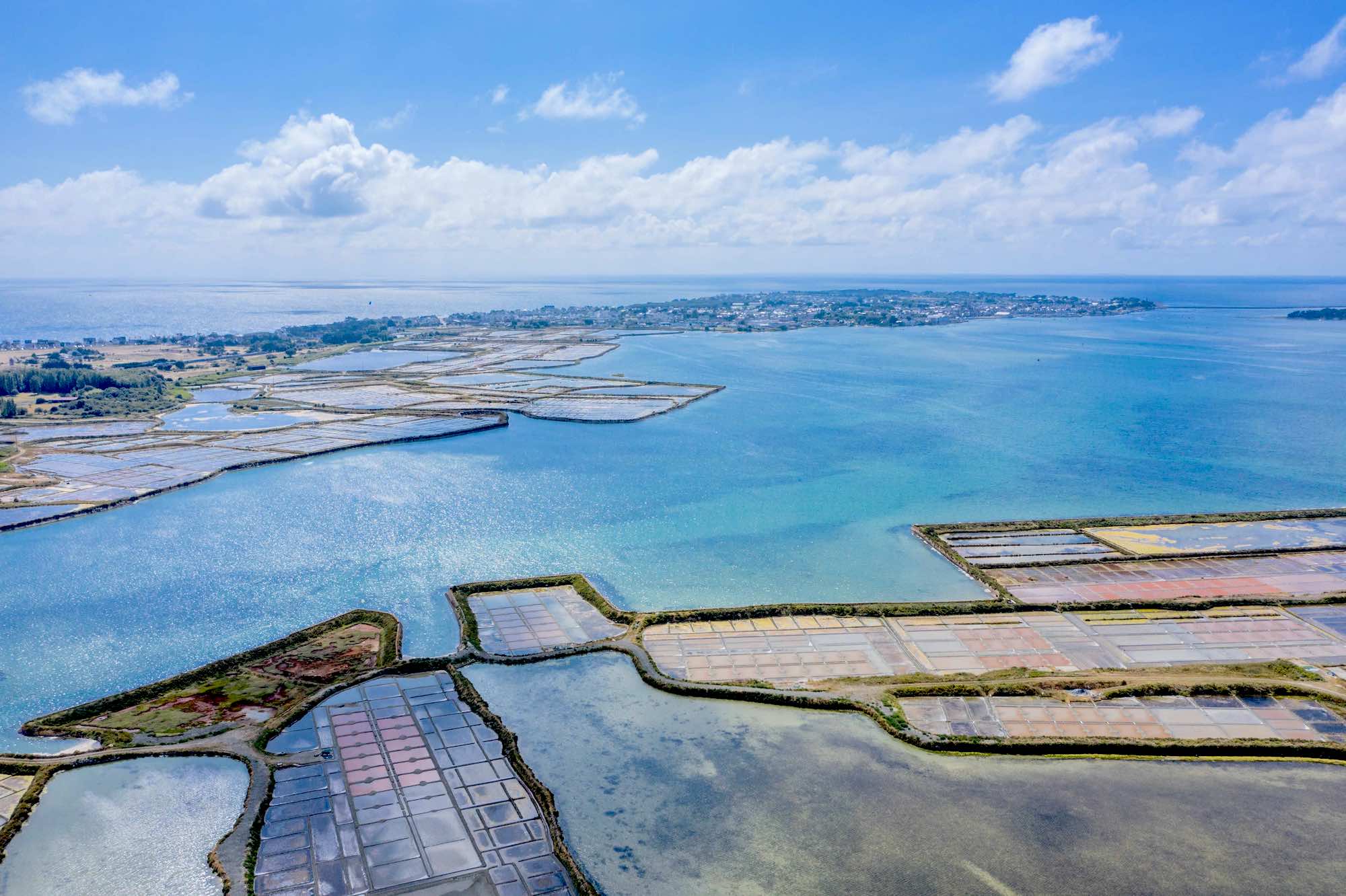 Cette ville entourée d’eau et de sel en Loire-Atlantique est l’anti-station balnéaire de l’été background poster