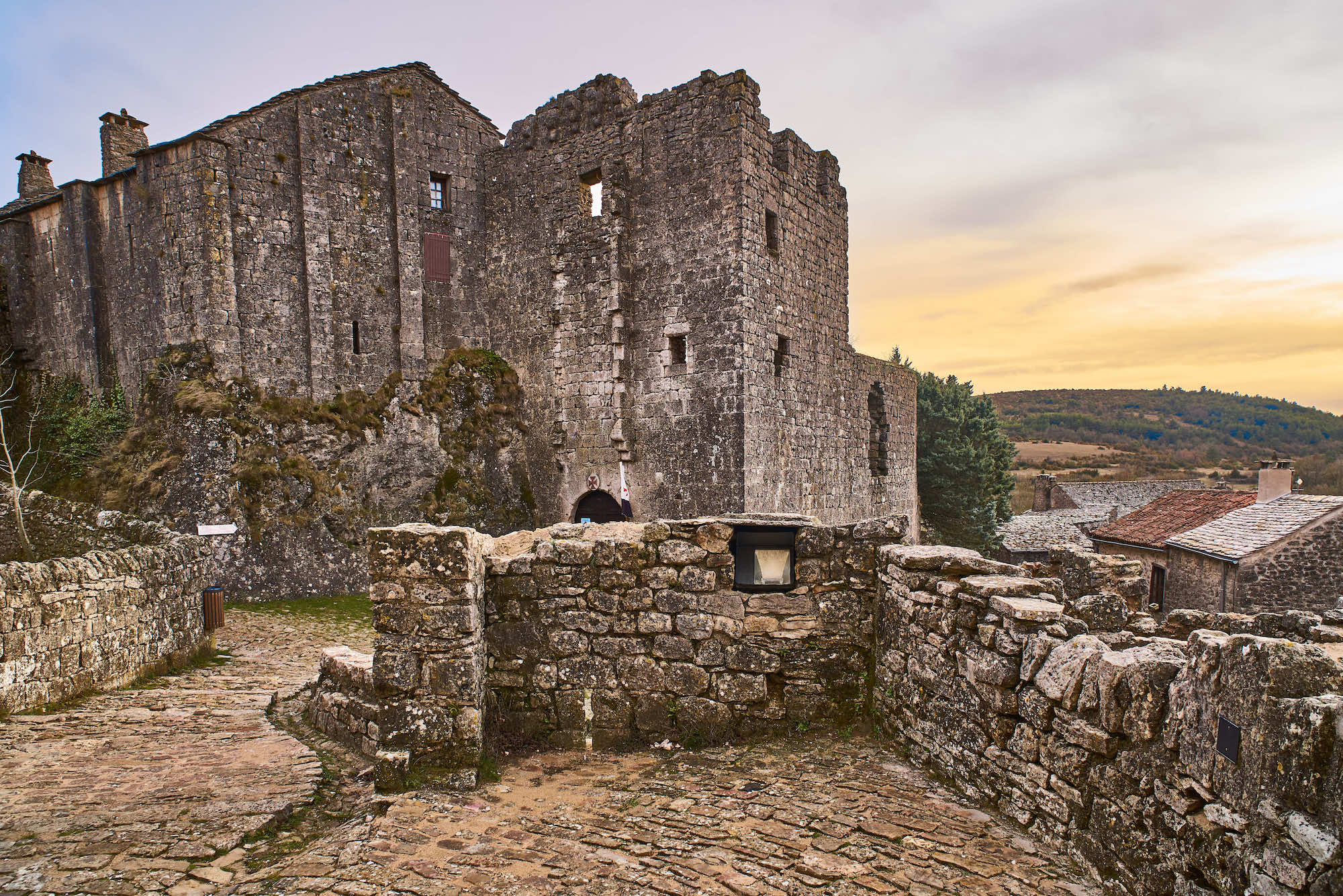 Enfermé dans les remparts d’un château fort, ce village hors du temps est à découvrir à une heure de Montpellier  -  visuel 1/1