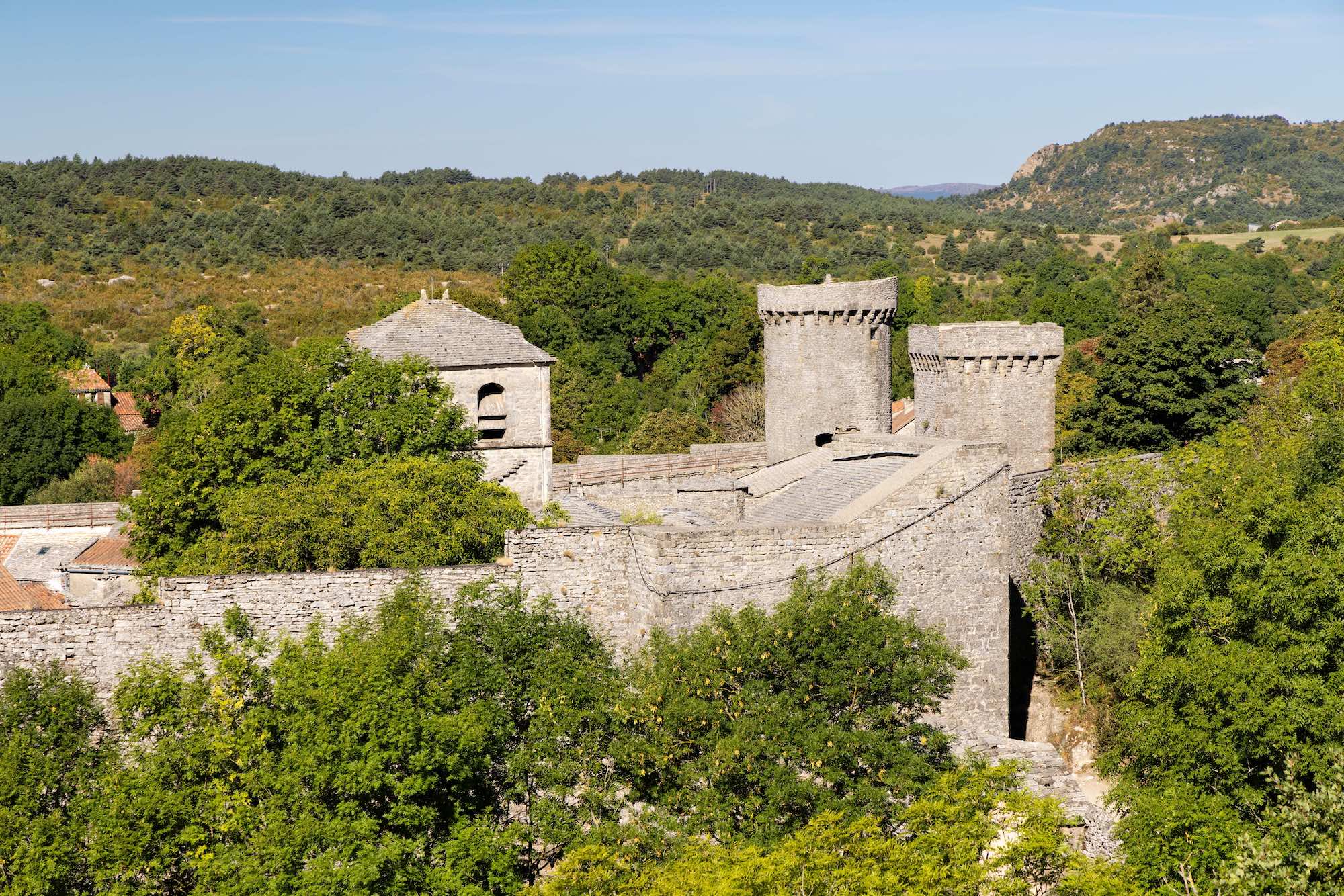 Enfermé dans les remparts d’un château fort, ce village hors du temps est à découvrir à une heure de Montpellier  -  visuel 1/1