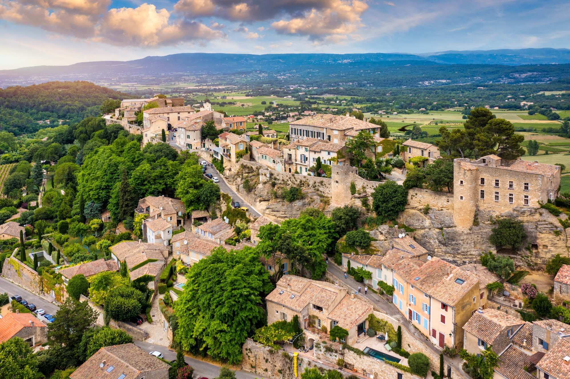 Le Mag Camping - Cette crête provençale abrite l’un des Plus Beaux Villages de France au cœur du Luberon