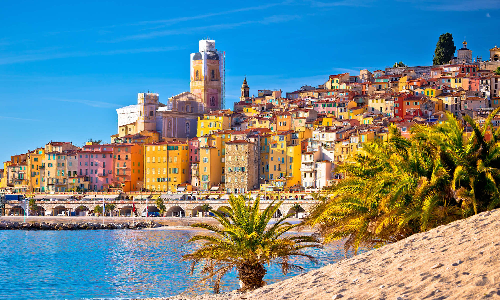 Le Mag Camping - Et si le vrai bijou méditerranéen n'était pas les Cinque Terre en Italie mais ce village coloré de la Côte d’Azur ?