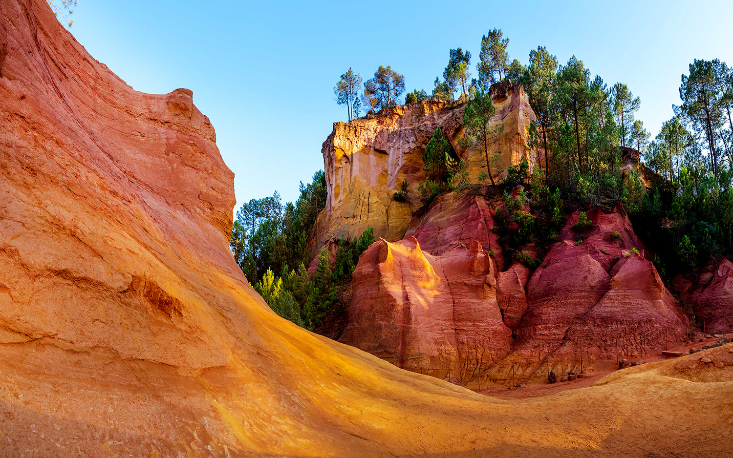 Le Mag Camping - Oubliez l’Ouest américain, ce site ocre et rouge vous promet des randonnées exceptionnelles en France