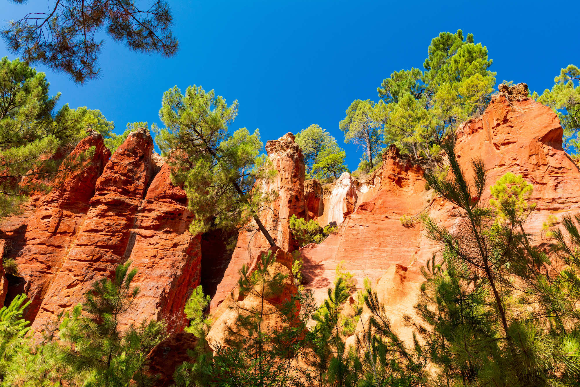 Ce village perché en Provence semble tout droit sorti d'un conte de fées (et personne n'en parle !)  -  visuel 1/1