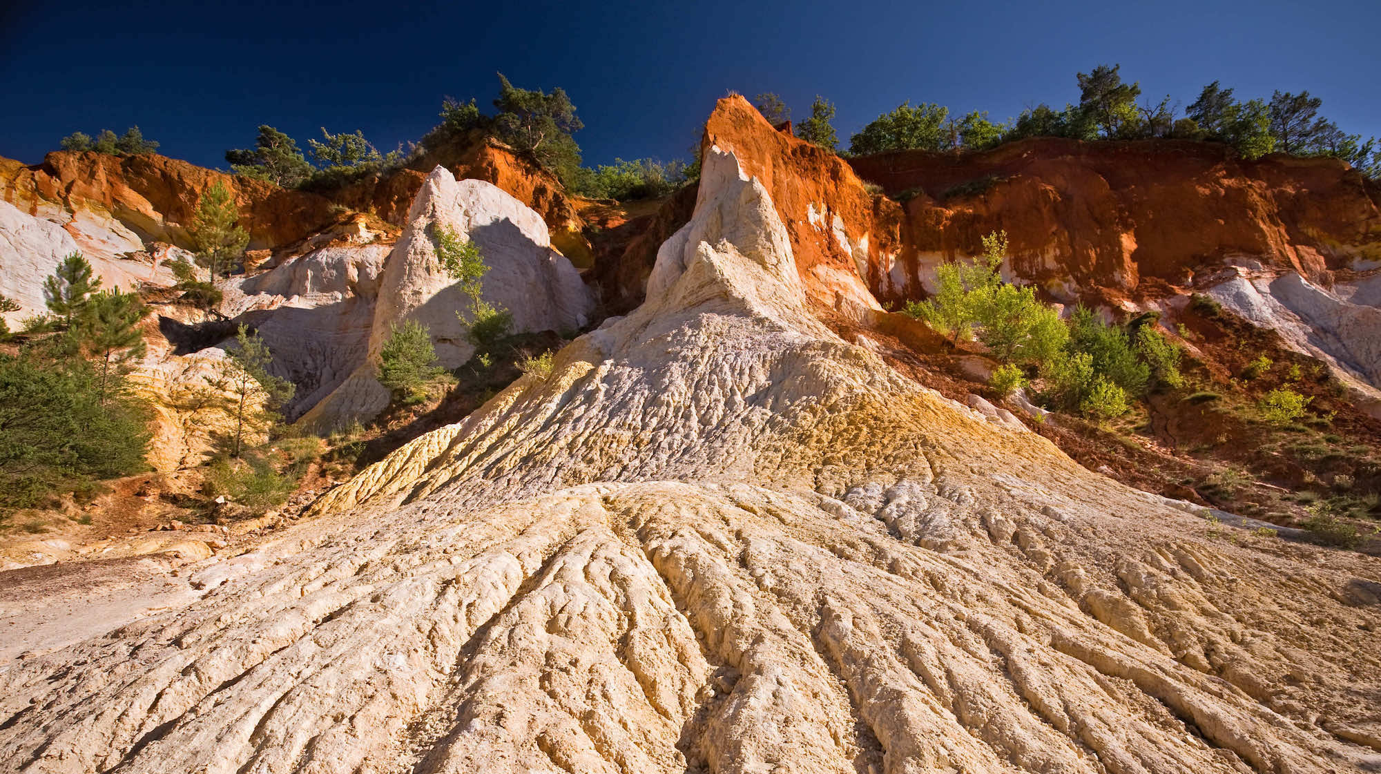 Oubliez l’Ouest américain, ce site ocre et rouge vous promet des randonnées exceptionnelles en France  -  visuel 1/1