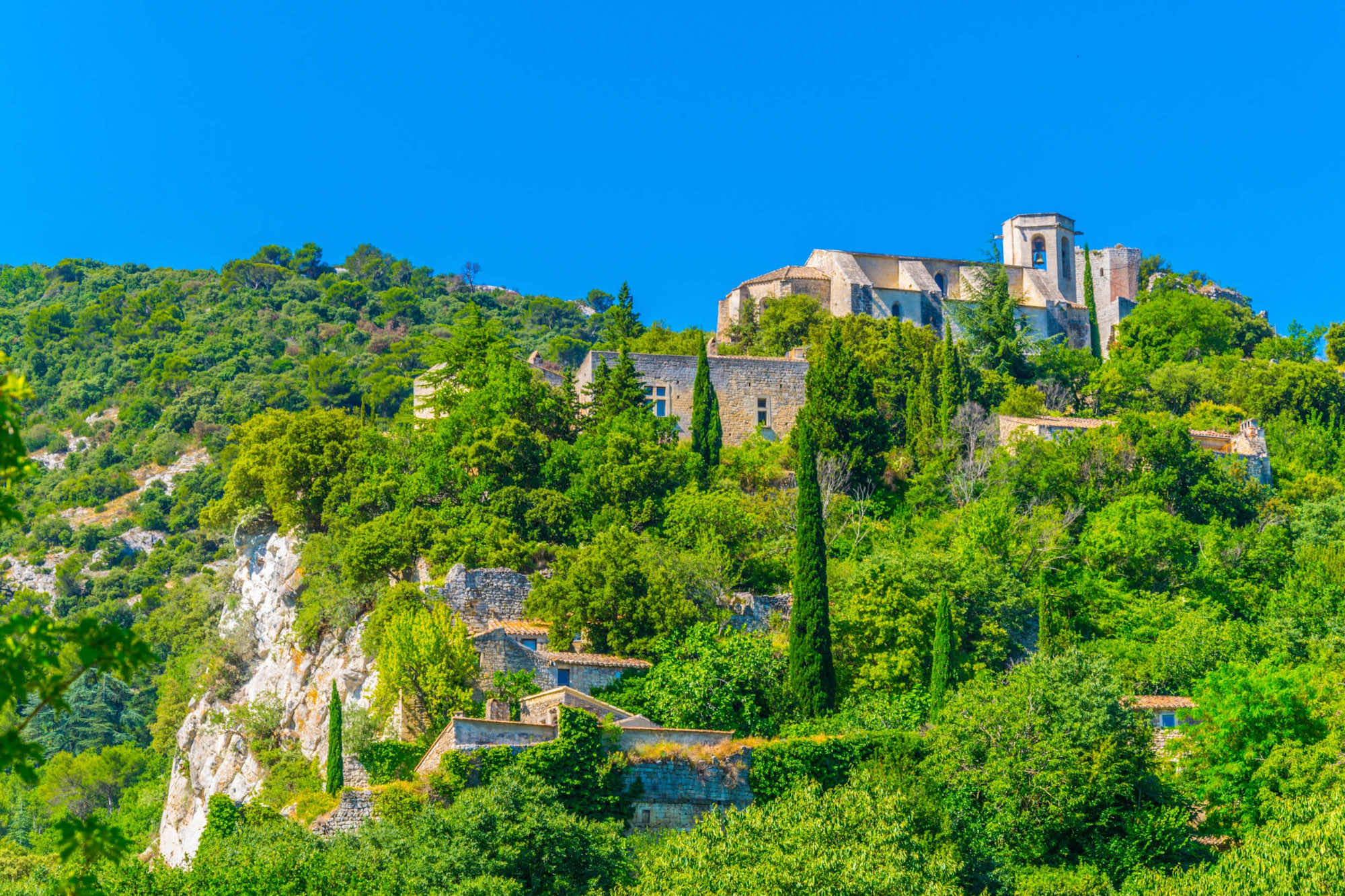 Le Mag Camping - Ce village oublié du Luberon échappe aux touristes (et c’est peut-être le plus beau)